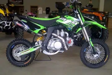 Un Dirt Bike dans un garage