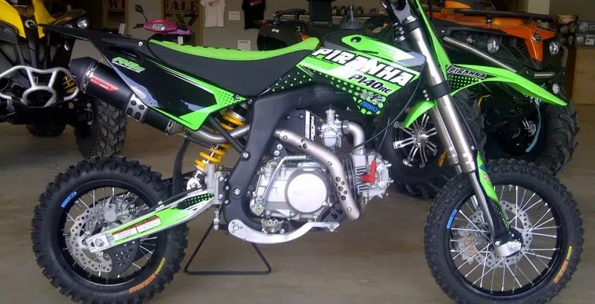 Un Dirt Bike dans un garage