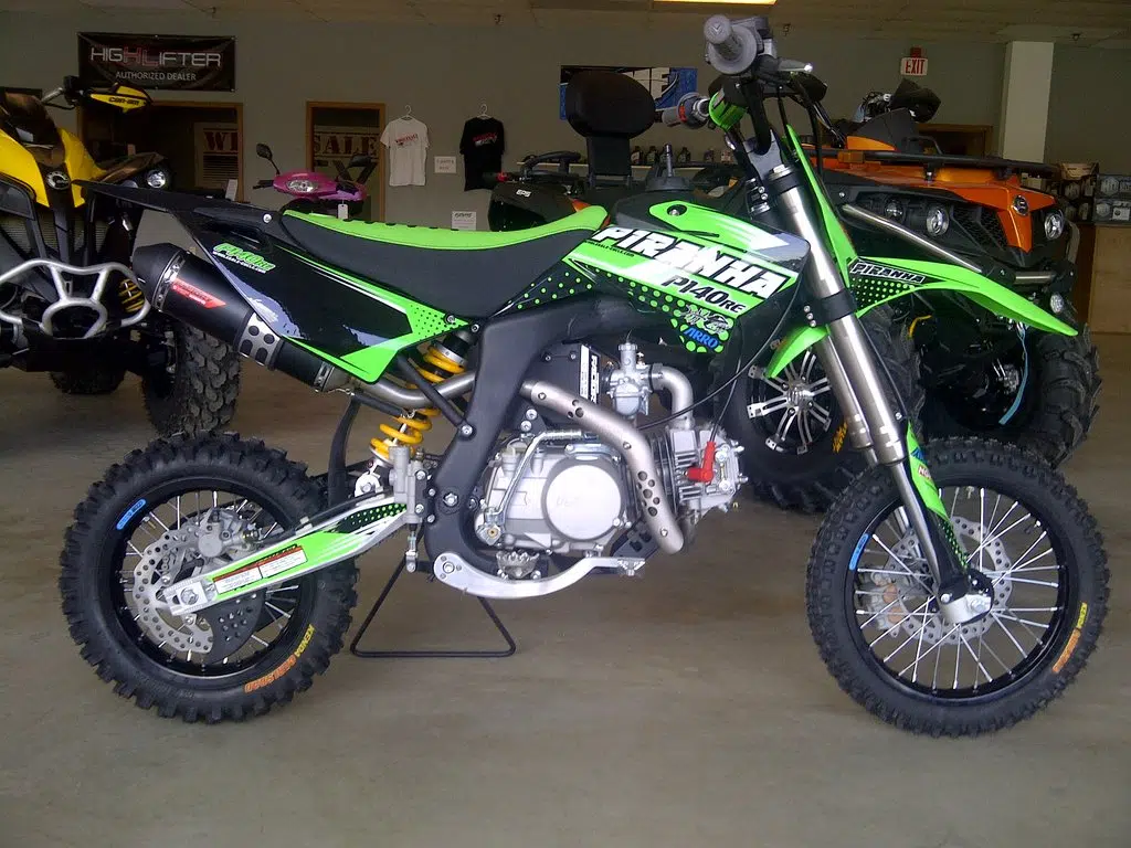 Un Dirt Bike dans un garage