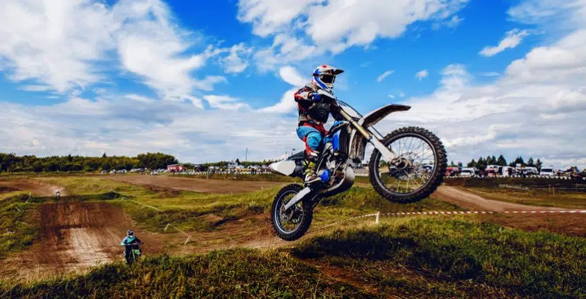 Un homme qui fait du motocross