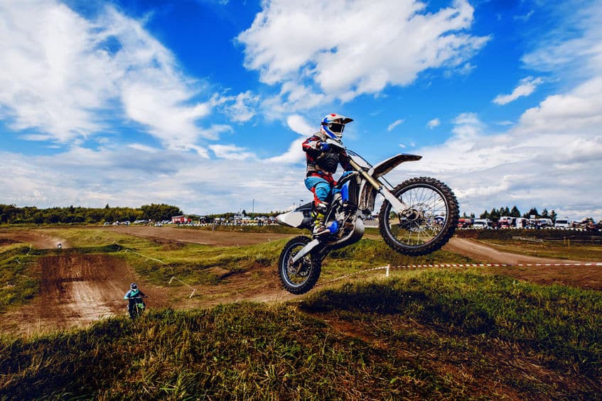 Un homme qui fait du motocross