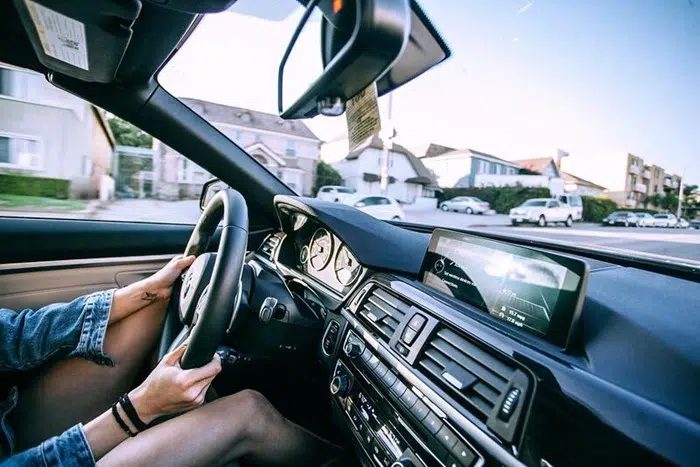 Une femme qui conduit une voiture