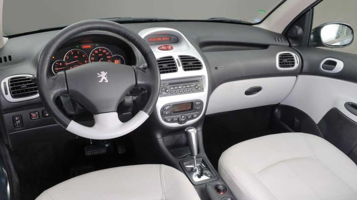 Le Design Intérieur de la Peugeot 206 Plus