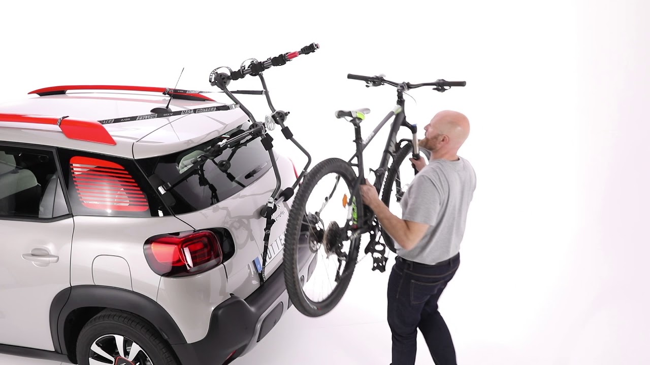 Installer des vélos sur un porte vélo