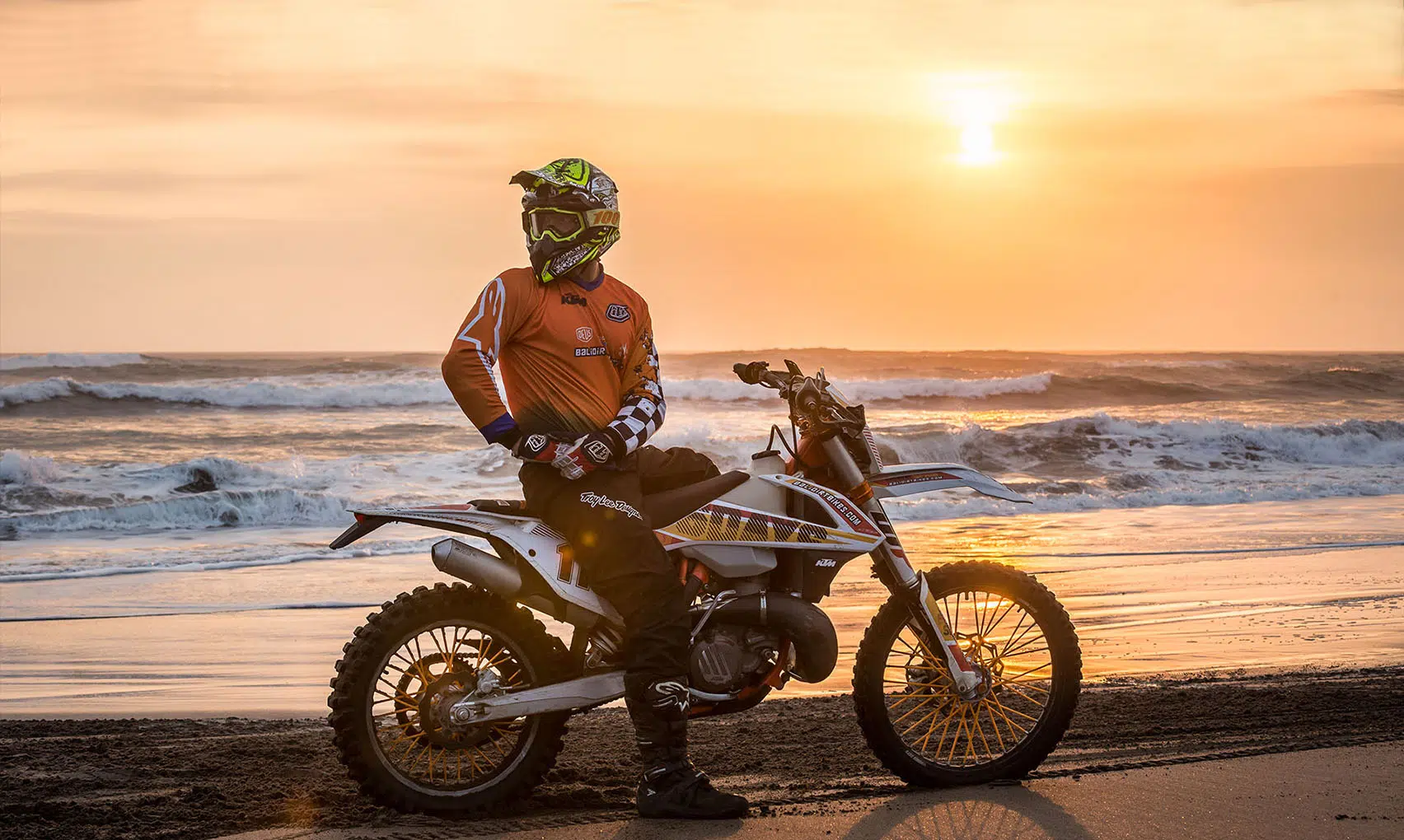 Un conducteur de Dirt Bike qui pose en début de soirée