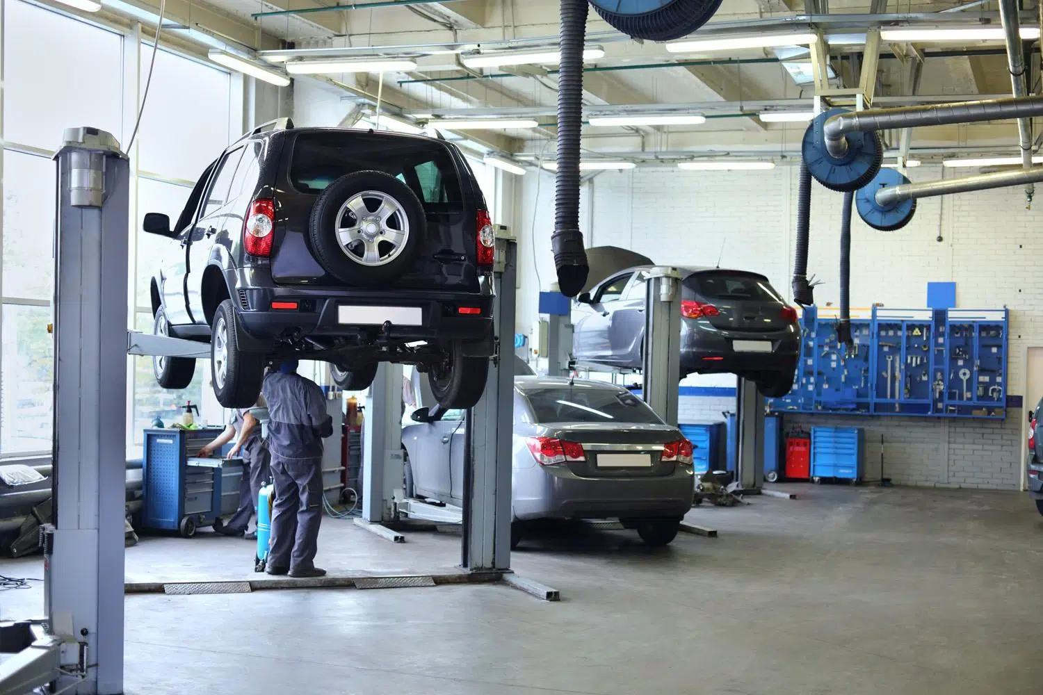 Une réparation en hauteur dans un garage