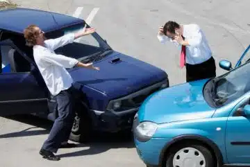 accident entre 2 voitures et deux hommes