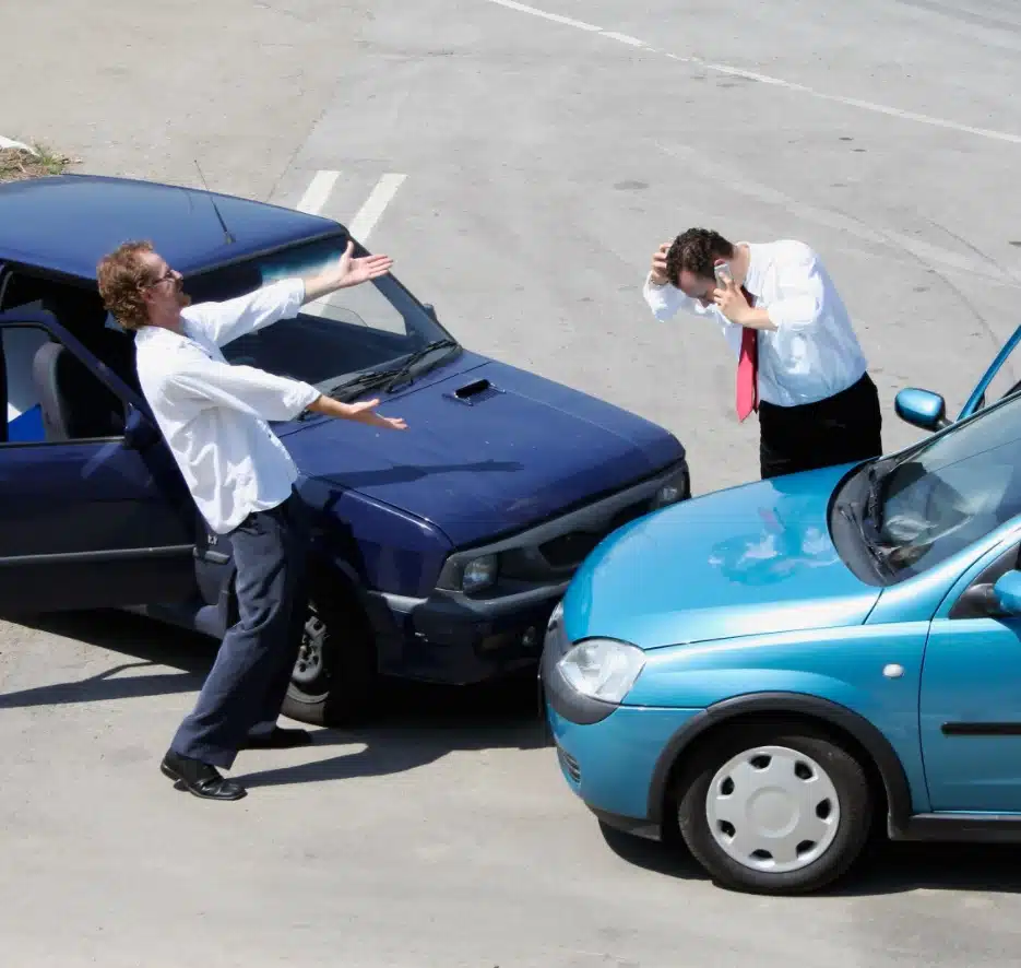 accident entre 2 voitures et deux hommes