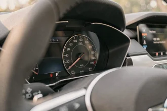 Compteur de vitesse de voiture affichant les graduations miles par heure et kilomètres par heure