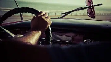 Un homme en train de conduire