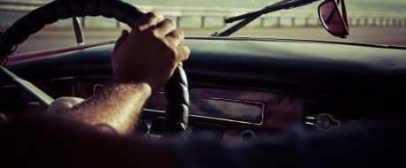 Un homme en train de conduire