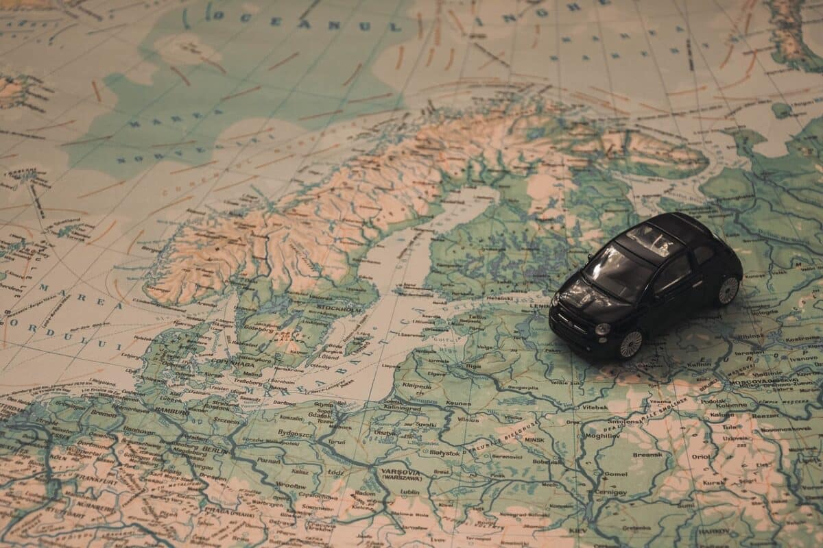 une carte du monde avec une voiture miniature