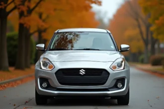 Suzuki Swift 1.3 DDiS garée dans une rue résidentielle, vue de trois quarts avant mettant en valeur la carrosserie argentée