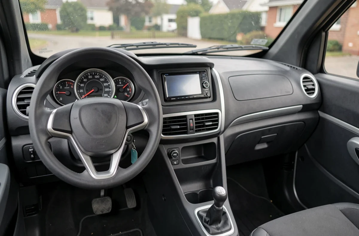 Tableau de bord d'une voiture sans permis 4 places avec volant, compteur de vitesse et écran tactile central