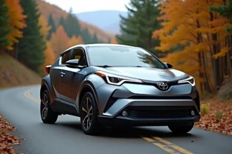 Toyota C-HR 2026 garé sur une route de montagne en automne, vue 3/4 avant mettant en valeur le design sculptural et la ligne de toit coupé