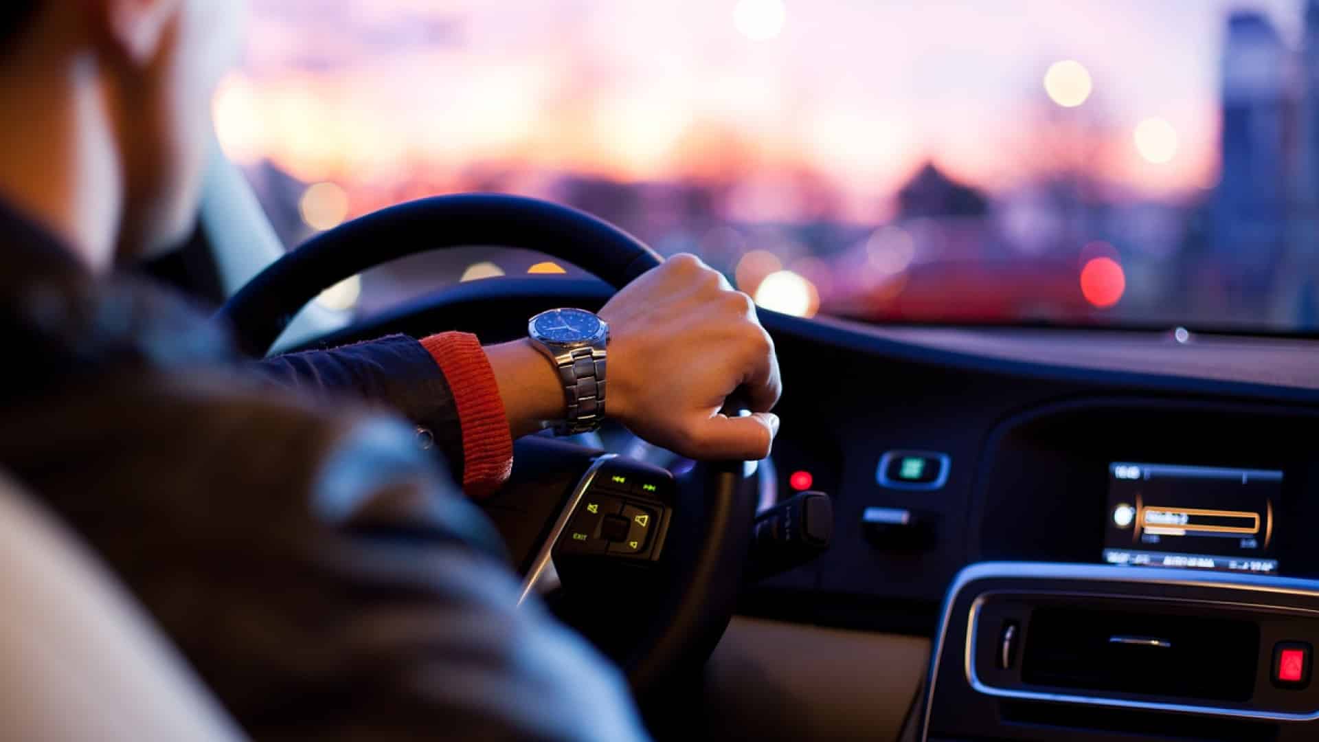 Une inspection de la voiture avant de l'acheter pour réaliser des économies