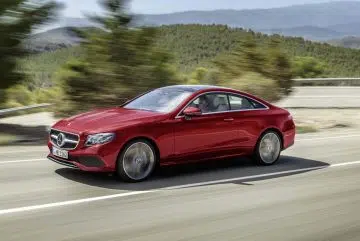 voiture femme rouge