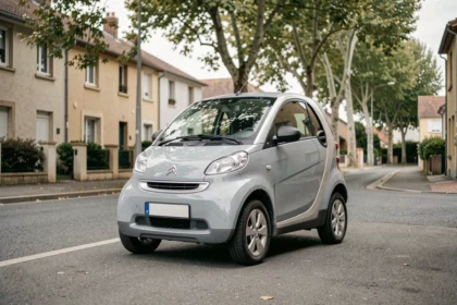 Voiture sans permis de type quadricycle léger garée dans une rue résidentielle française